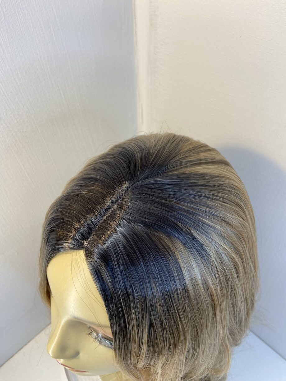 New long blonde wavy wig. Brls317