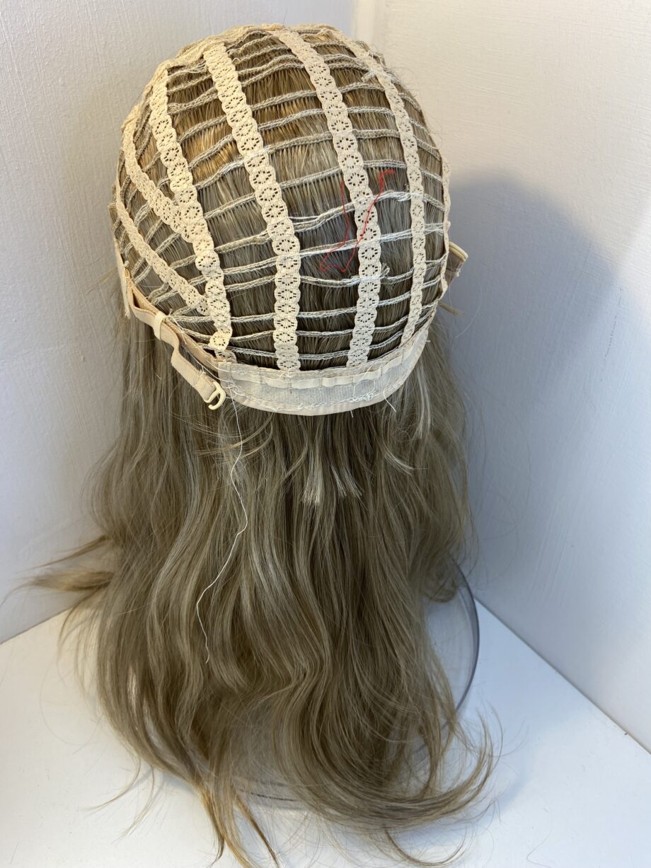New long blonde wavy wig. Brls317