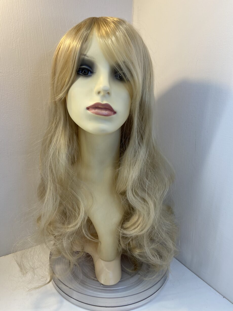New very long blonde wavy wig. Bllw319