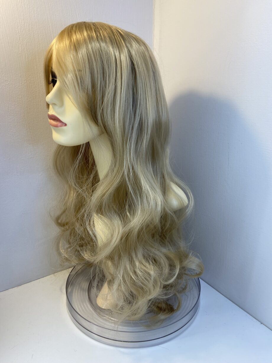 New very long blonde wavy wig. Bllw319