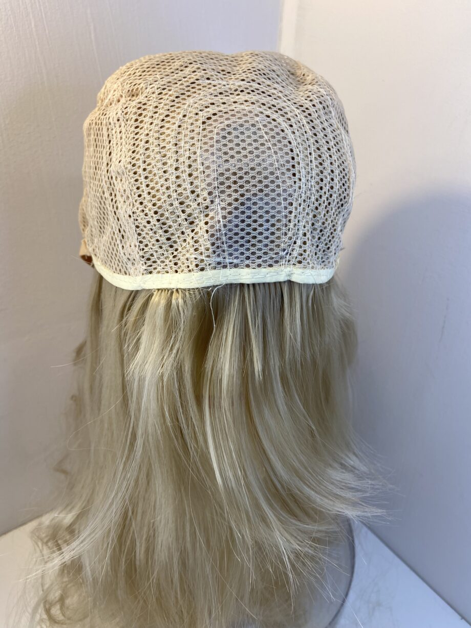 New very long blonde wavy wig. Bllw319