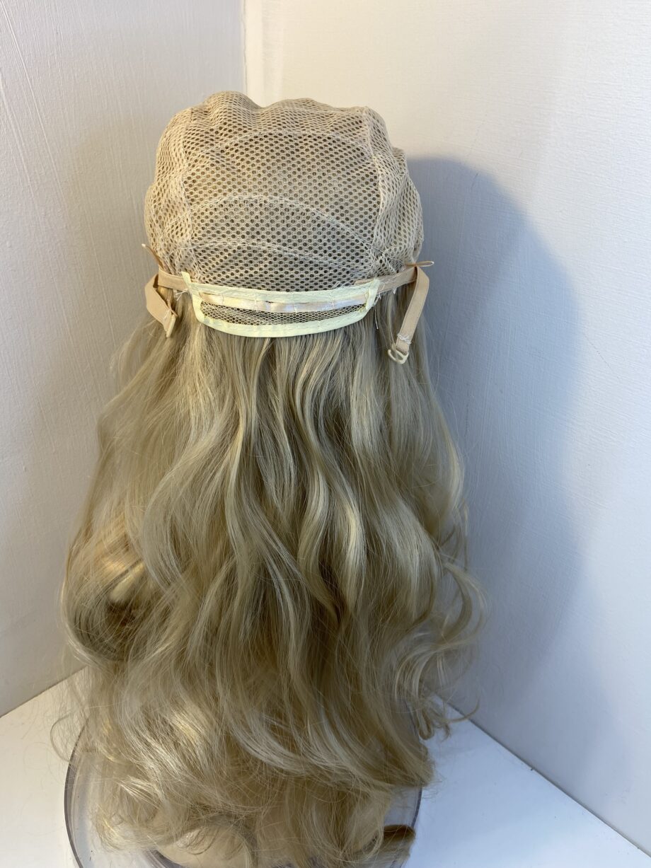 New very long blonde wavy wig. Bllw319
