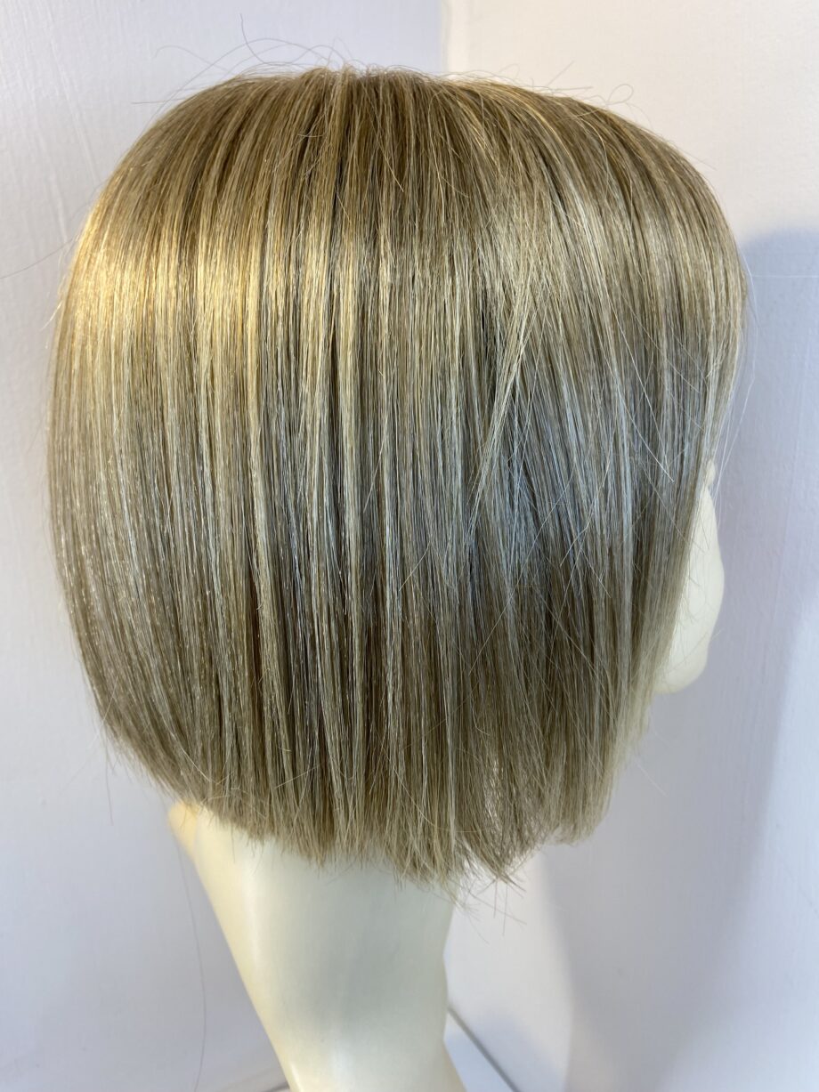 Light blonde wig. Blms322