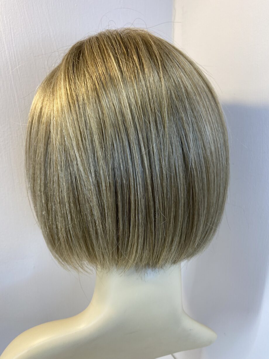 Light blonde wig. Blms322