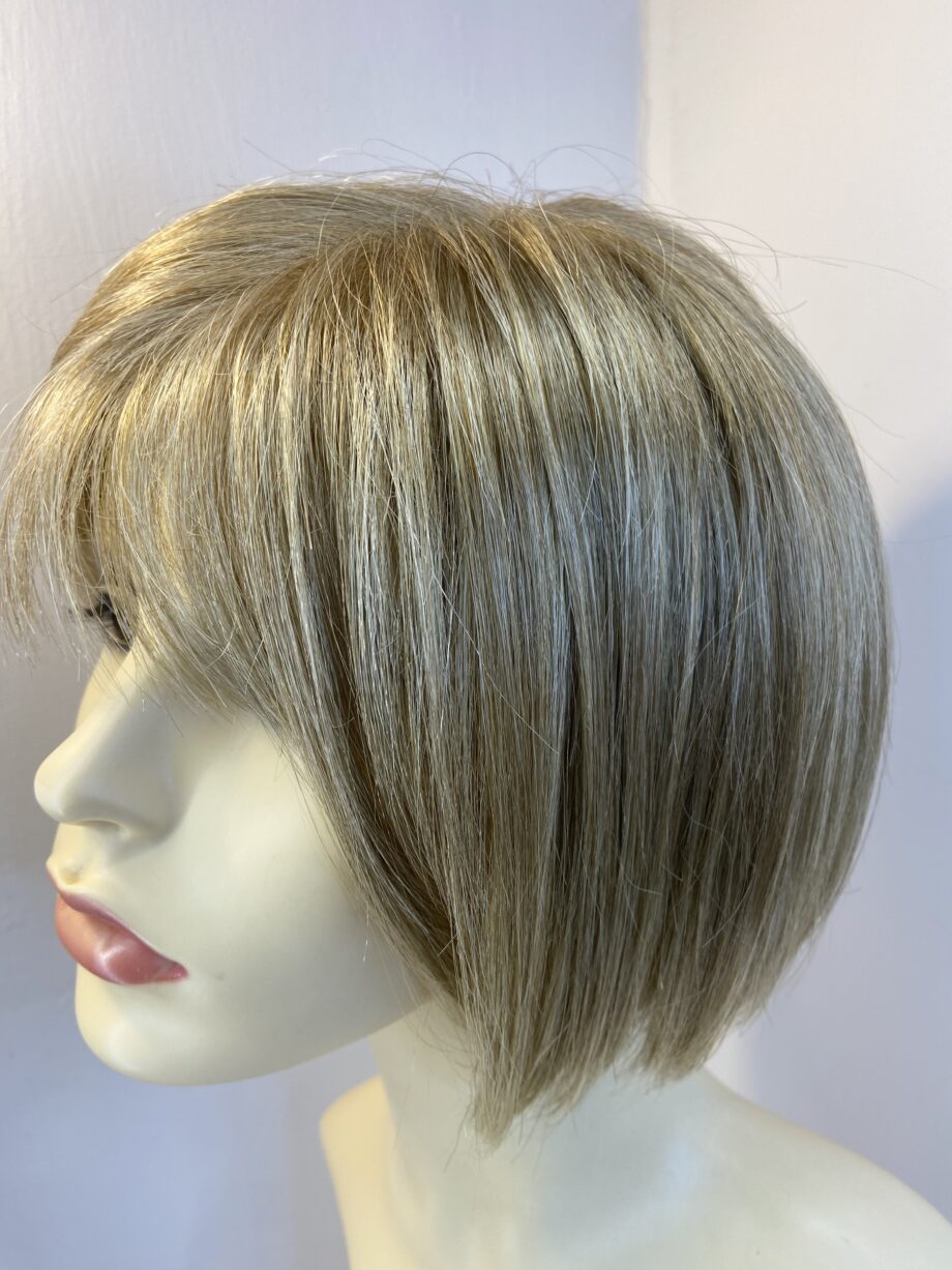 Light blonde wig. Blms322