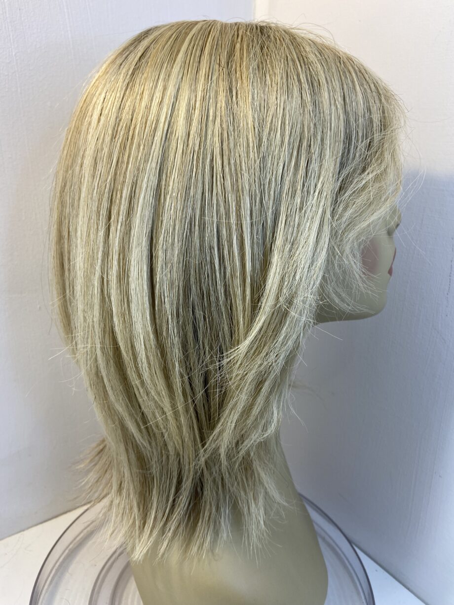 Long blonde rooted wig. Blls323
