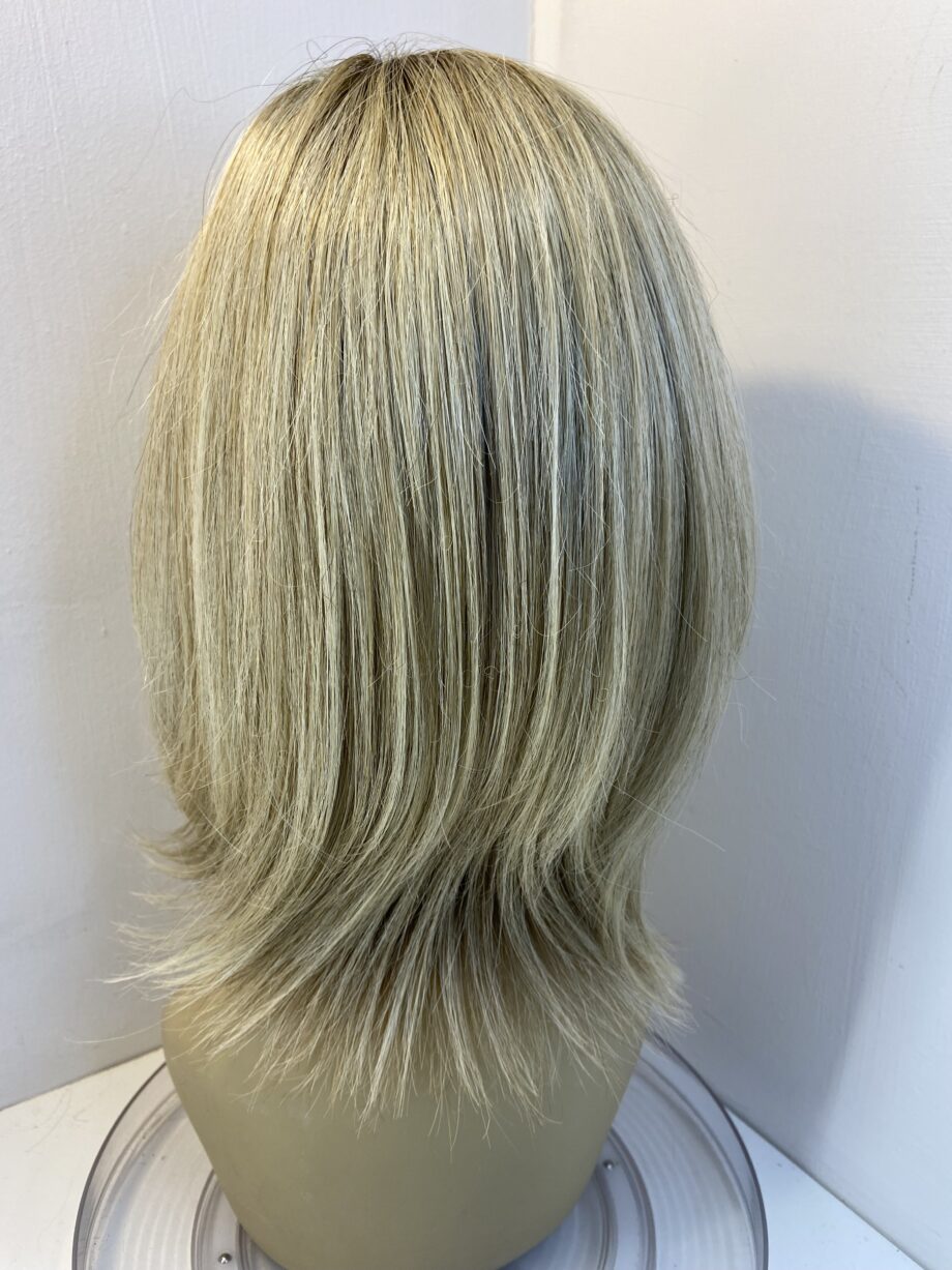 Long blonde rooted wig. Blls323