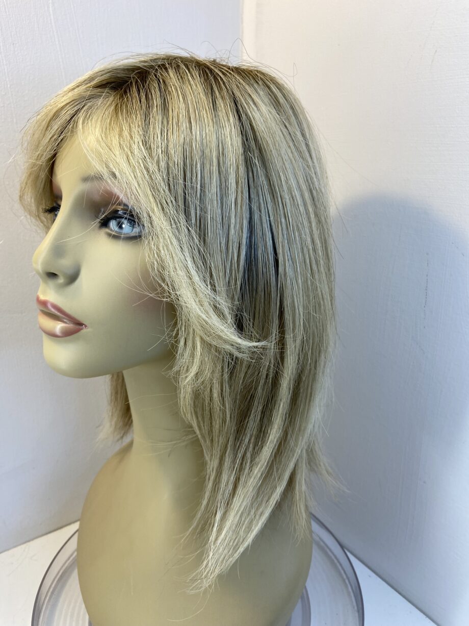 Long blonde rooted wig. Blls323