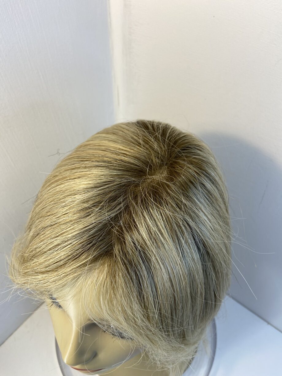 Long blonde rooted wig. Blls323