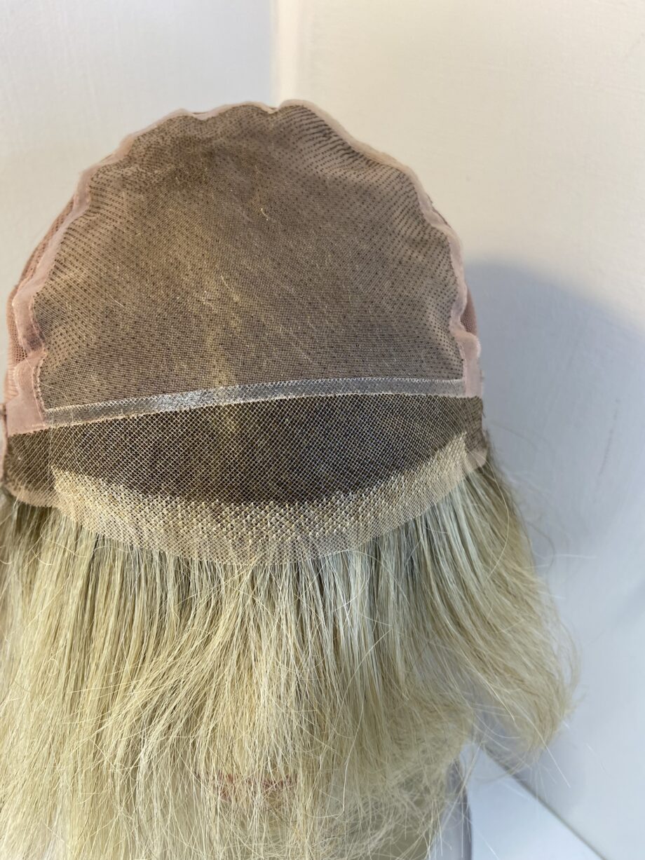 Long blonde rooted wig. Blls323