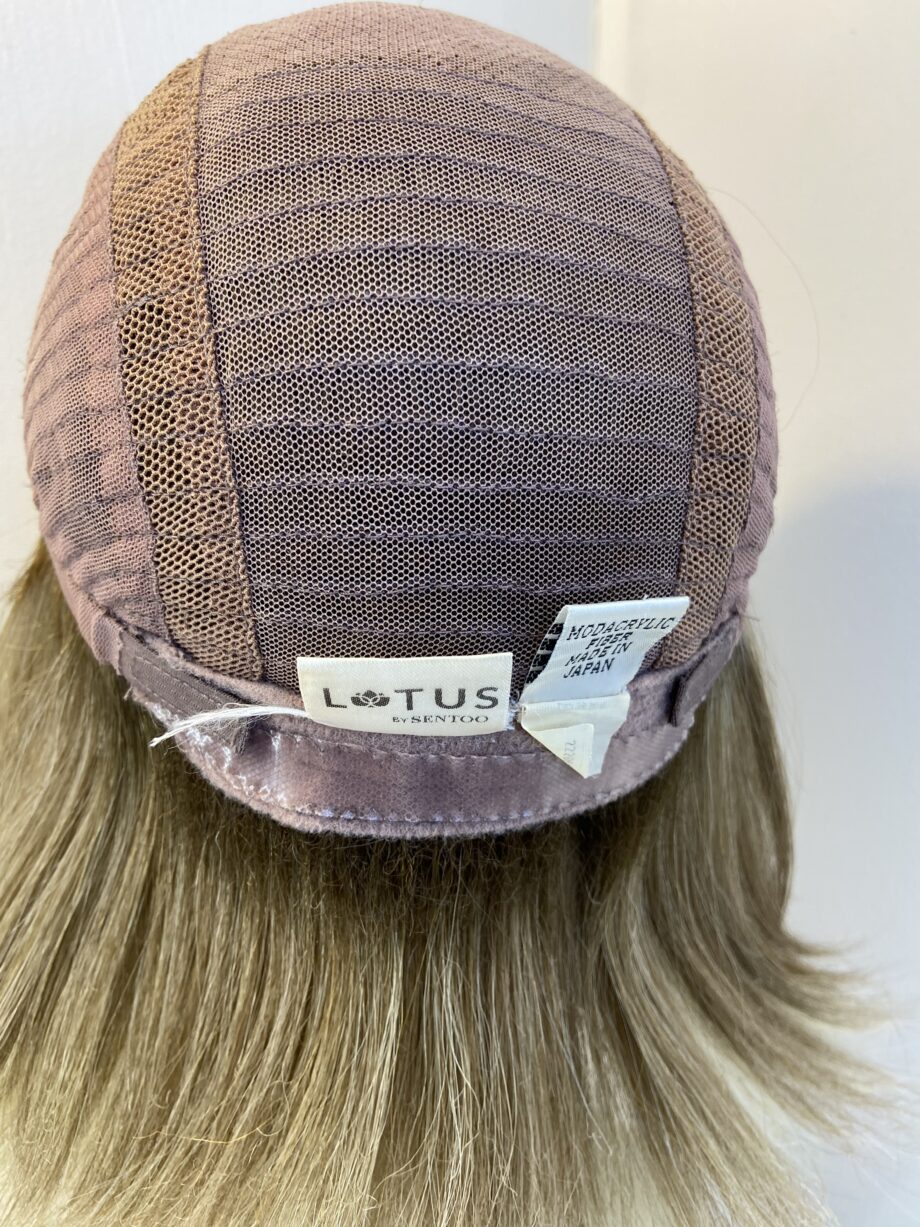 Long blonde rooted wig. Blls323