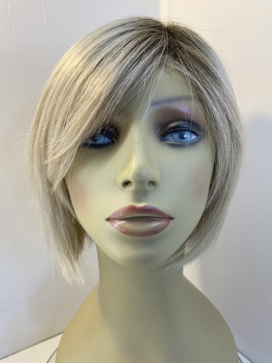 Stunning blonde rooted wig. Blms671