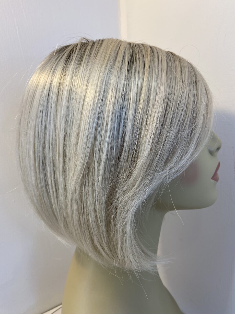Stunning blonde rooted wig. Blms671