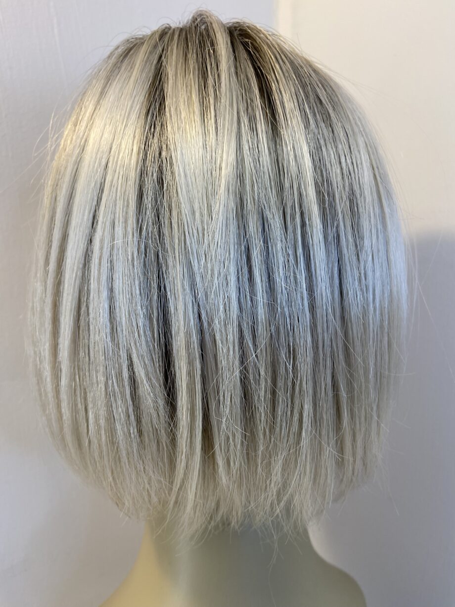 Stunning blonde rooted wig. Blms671