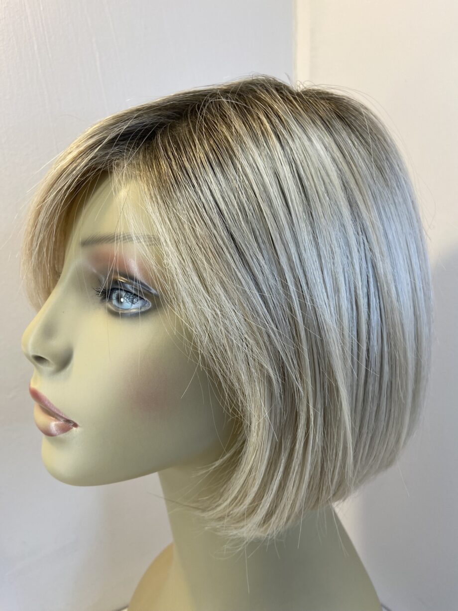 Stunning blonde rooted wig. Blms671