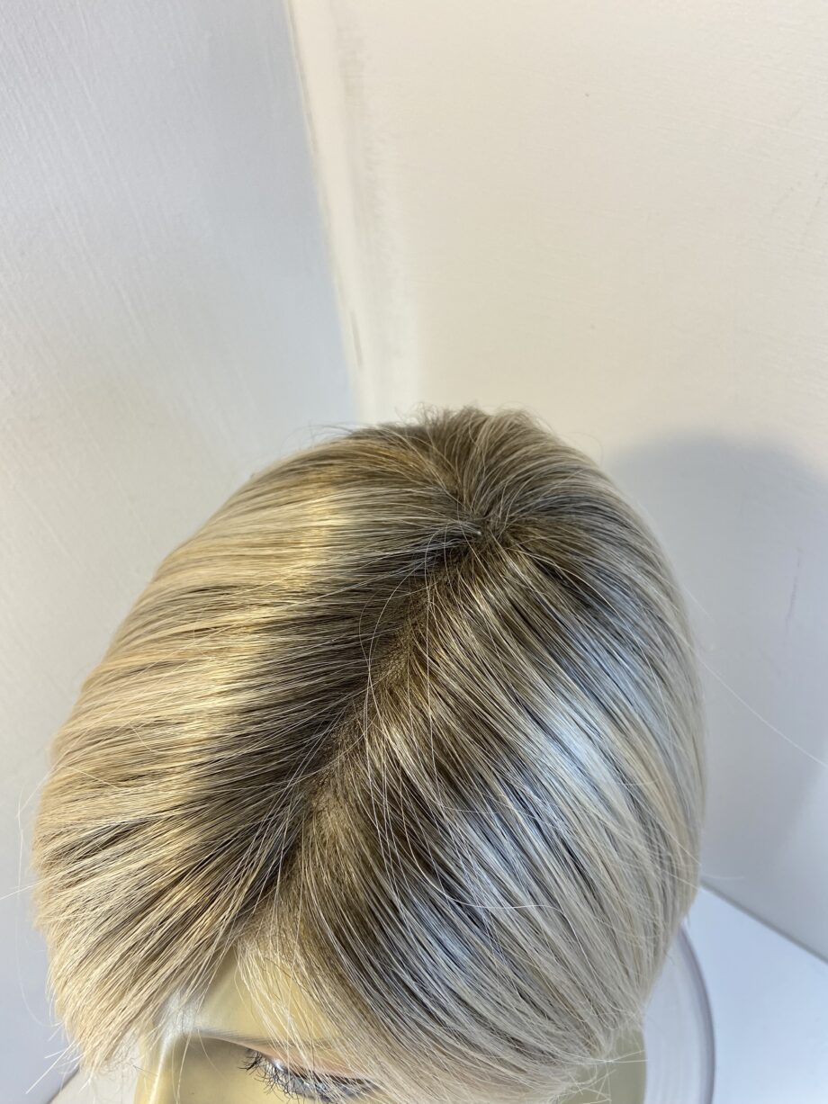 Stunning blonde rooted wig. Blms671