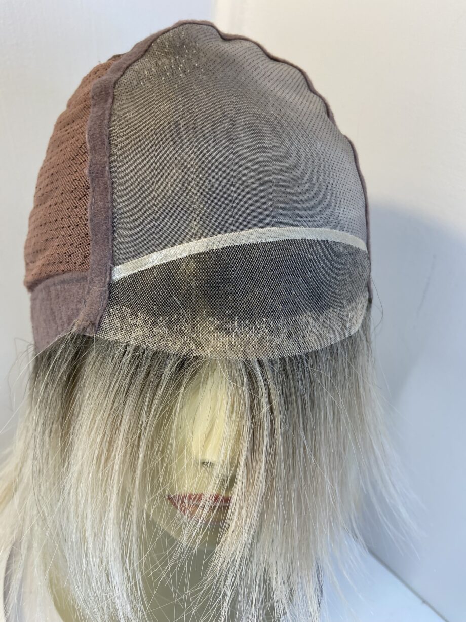 Stunning blonde rooted wig. Blms671