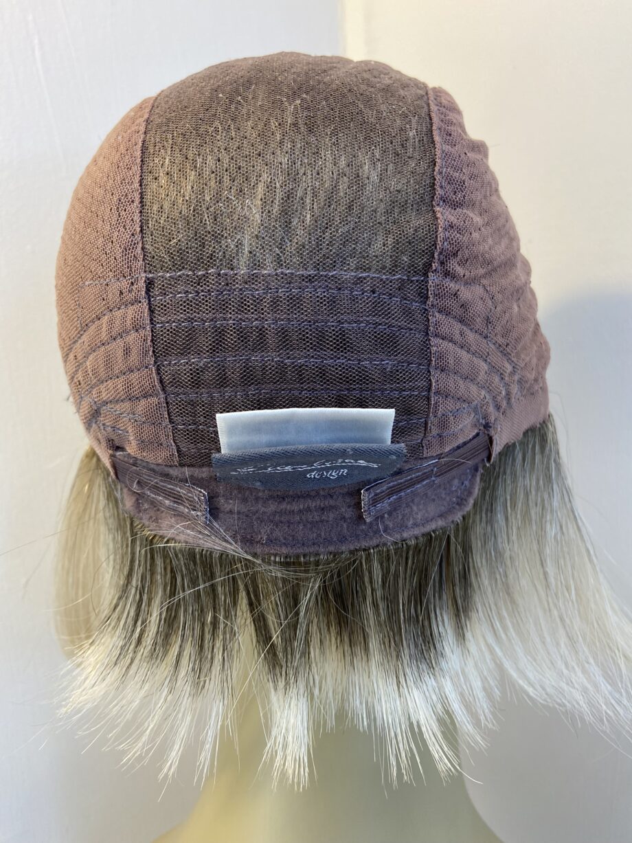 Stunning blonde rooted wig. Blms671