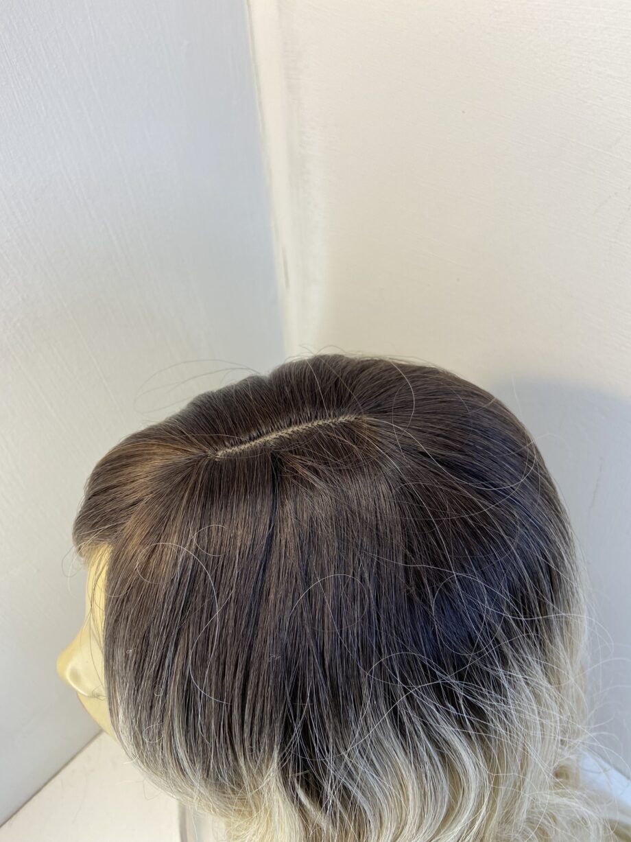 Long blonde rooted wig. Bllw679