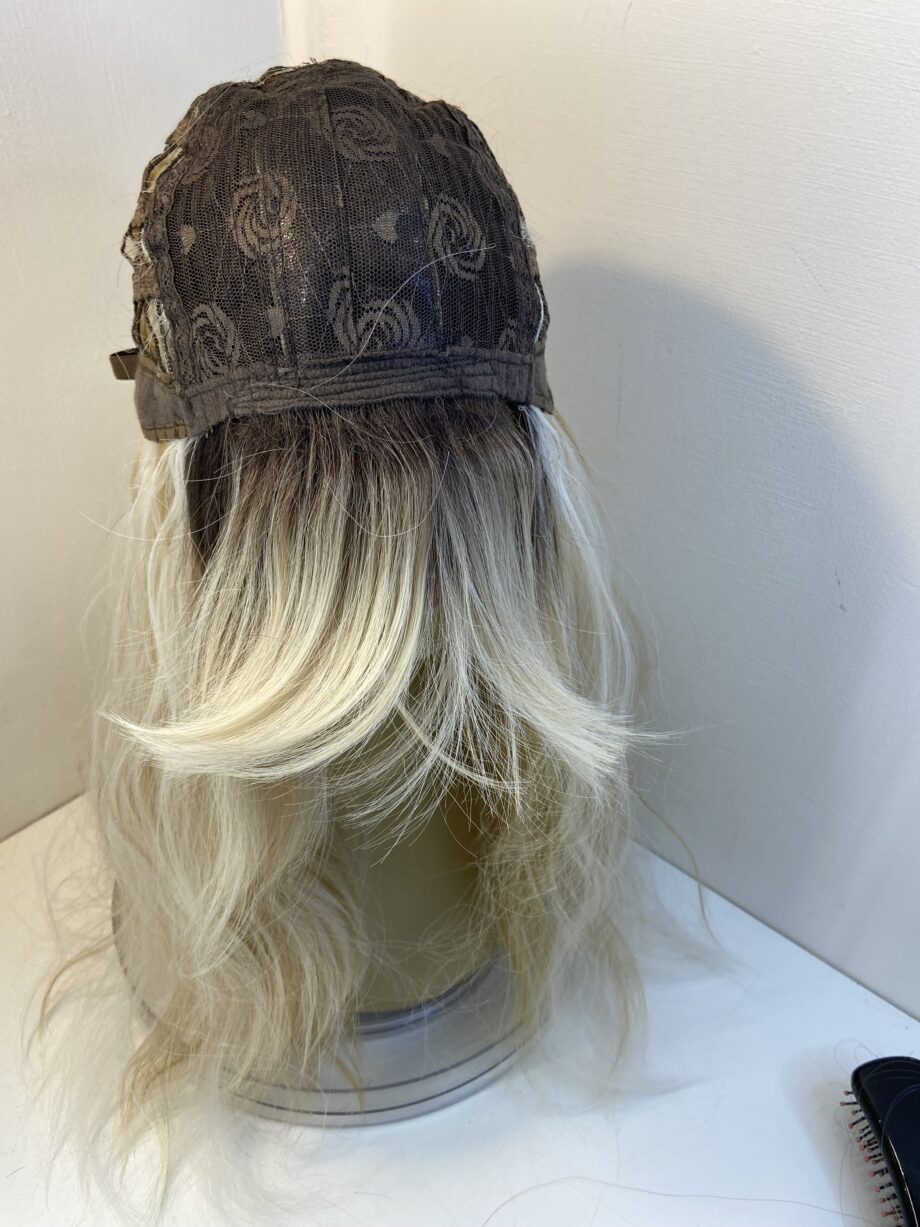 Long blonde rooted wig. Bllw679