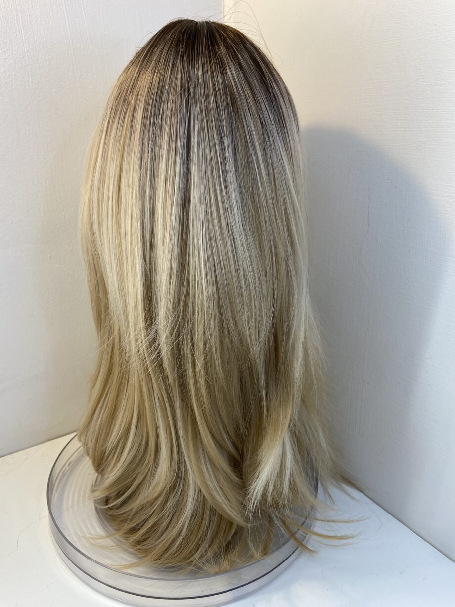 Sleek new blonde rooted wig. Blls681