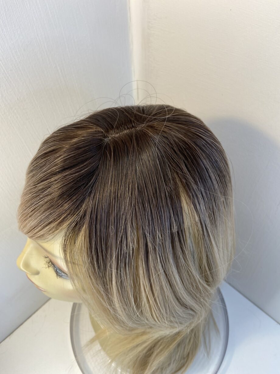 Sleek new blonde rooted wig. Blls681