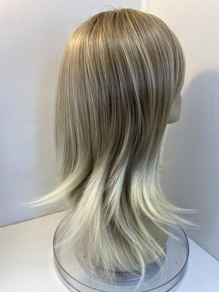 Stunning blonde rooted long wig. Blls241