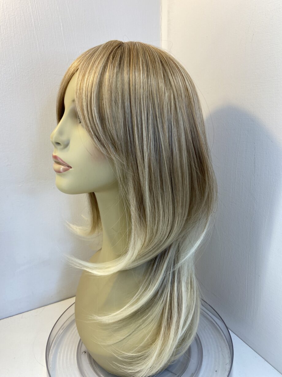 Stunning blonde rooted long wig. Blls241