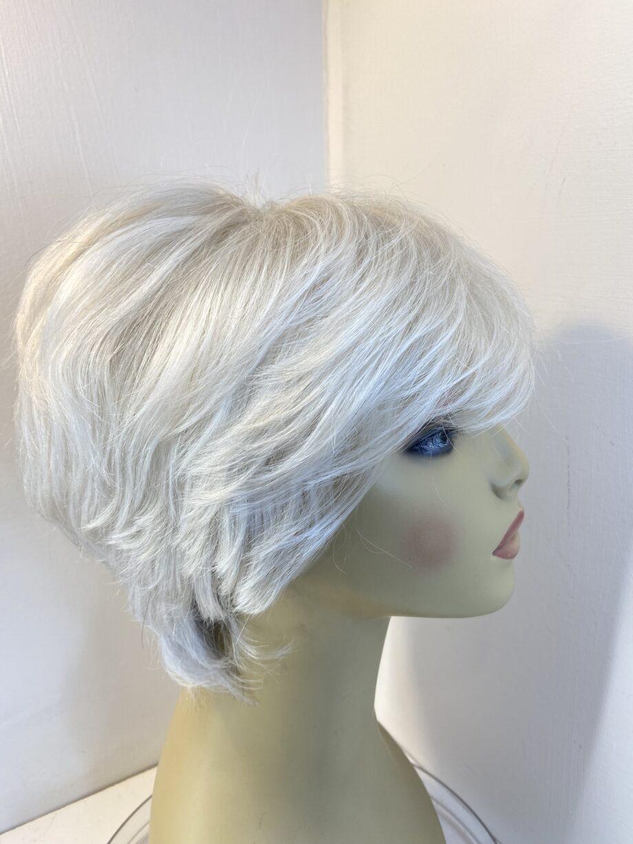 Beautiful grey short wig. Gss243