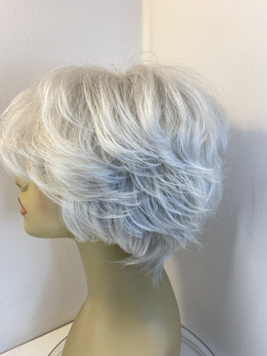 Beautiful grey short wig. Gss243