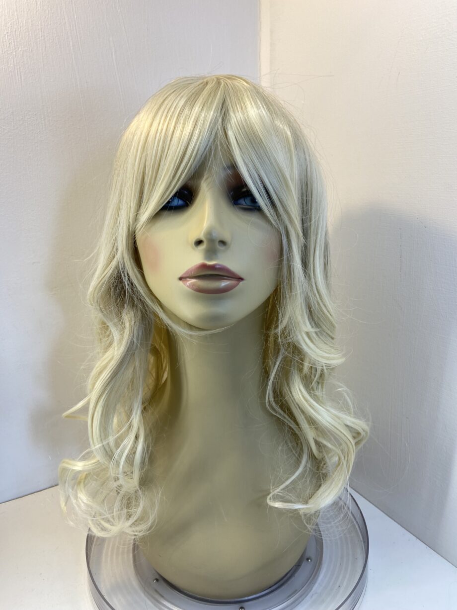 Beautiful long wavy blonde wig. Bllc250