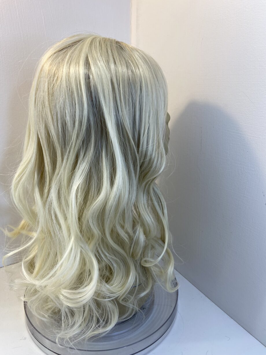 Beautiful long wavy blonde wig. Bllc250
