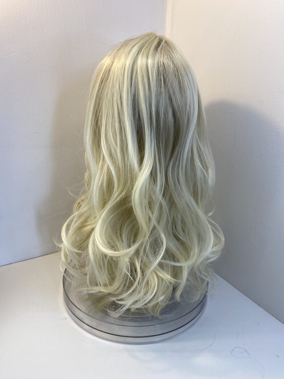 Beautiful long wavy blonde wig. Bllc250