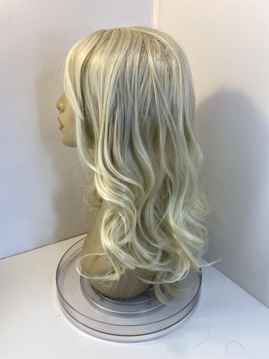 Beautiful long wavy blonde wig. Bllc250