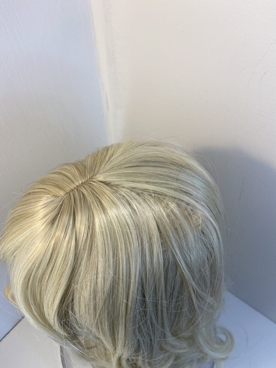 Beautiful long wavy blonde wig. Bllc250