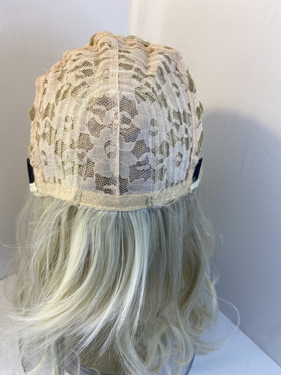 Beautiful long wavy blonde wig. Bllc250