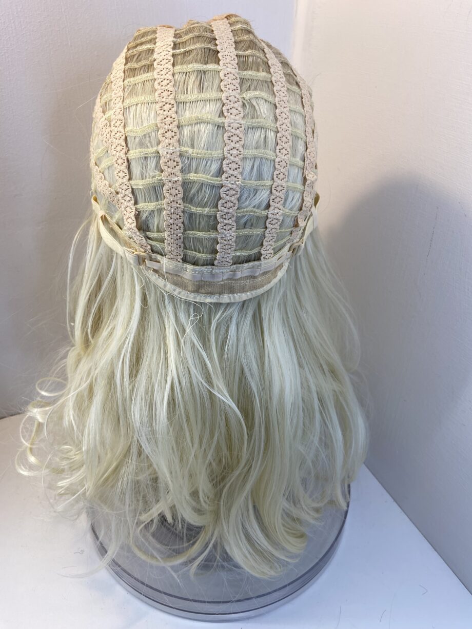 Beautiful long wavy blonde wig. Bllc250