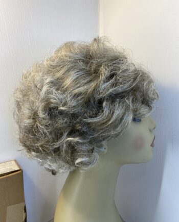 Short curly brown with lots of highlights. Bbrsc804