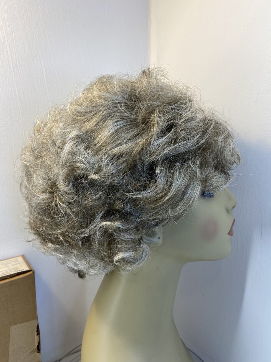 Short curly brown with lots of highlights. Bbrsc804