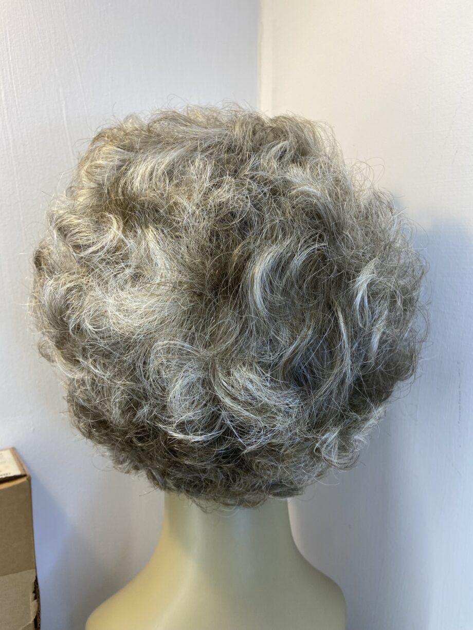 Short curly brown with lots of highlights. Bbrsc804