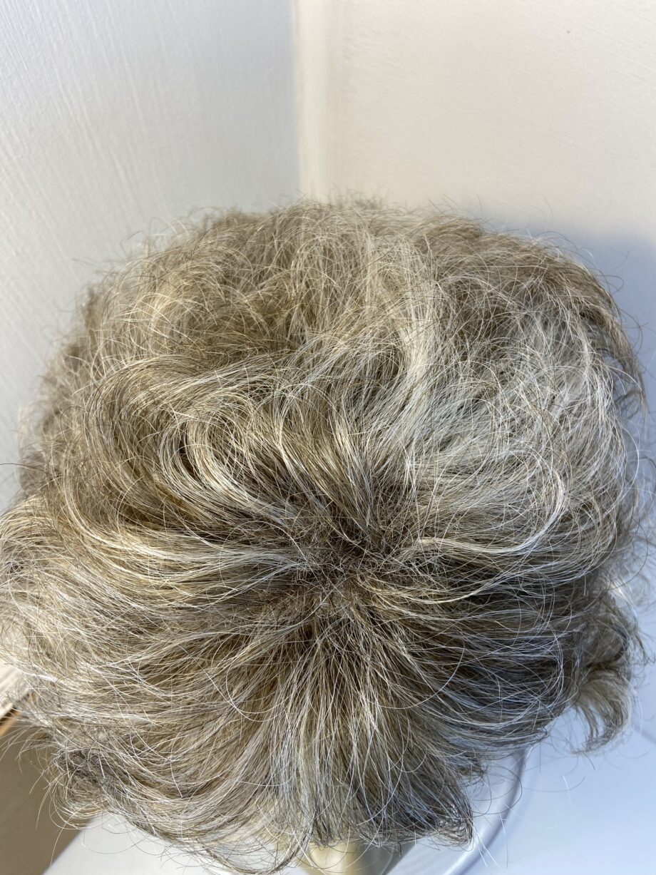 Short curly brown with lots of highlights. Bbrsc804
