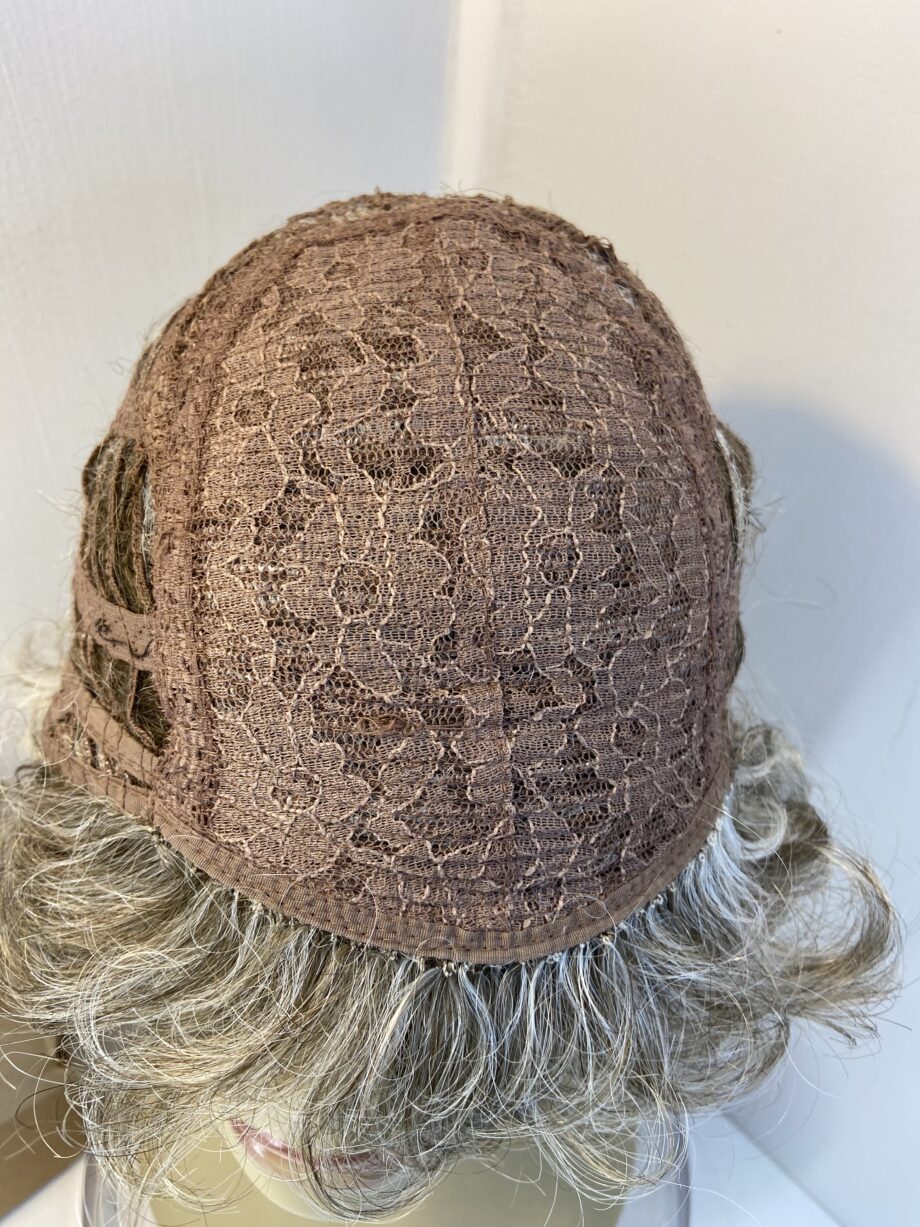 Short curly brown with lots of highlights. Bbrsc804