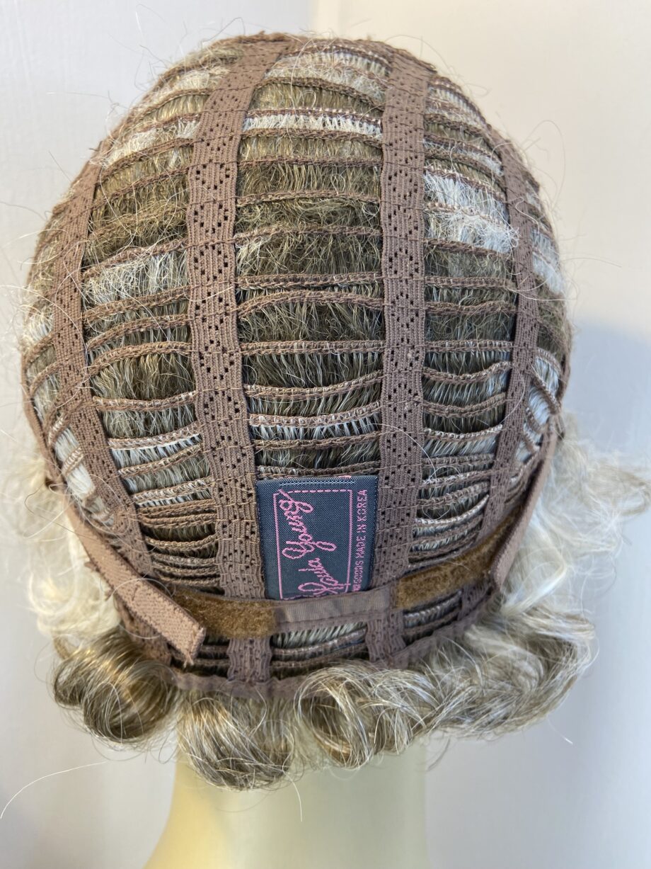 Short curly brown with lots of highlights. Bbrsc804