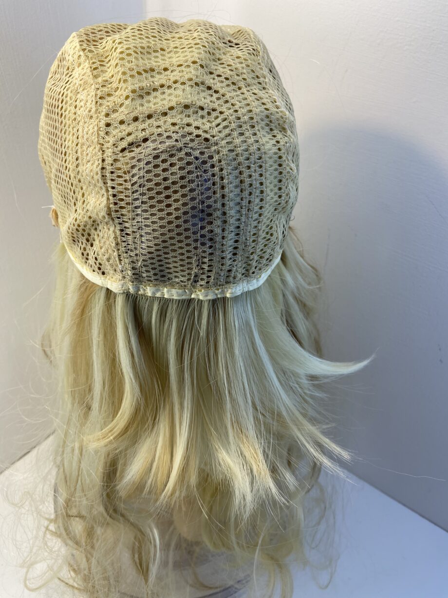 Long blonde wavy wig. Bllw739