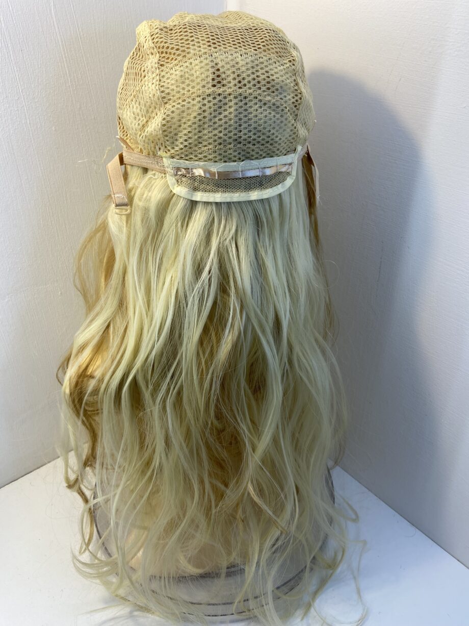 Long blonde wavy wig. Bllw739