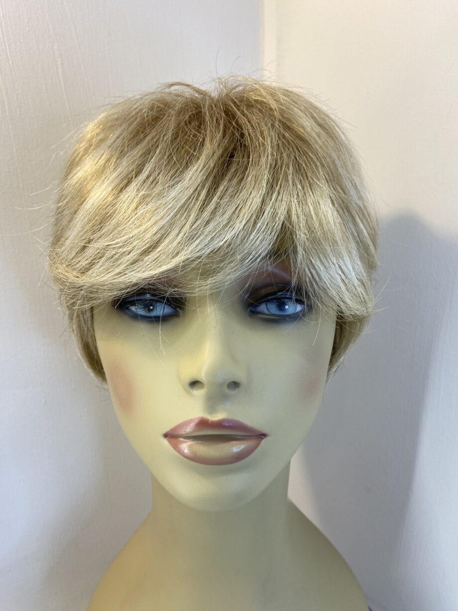 Blonde new short wig. Blsw702