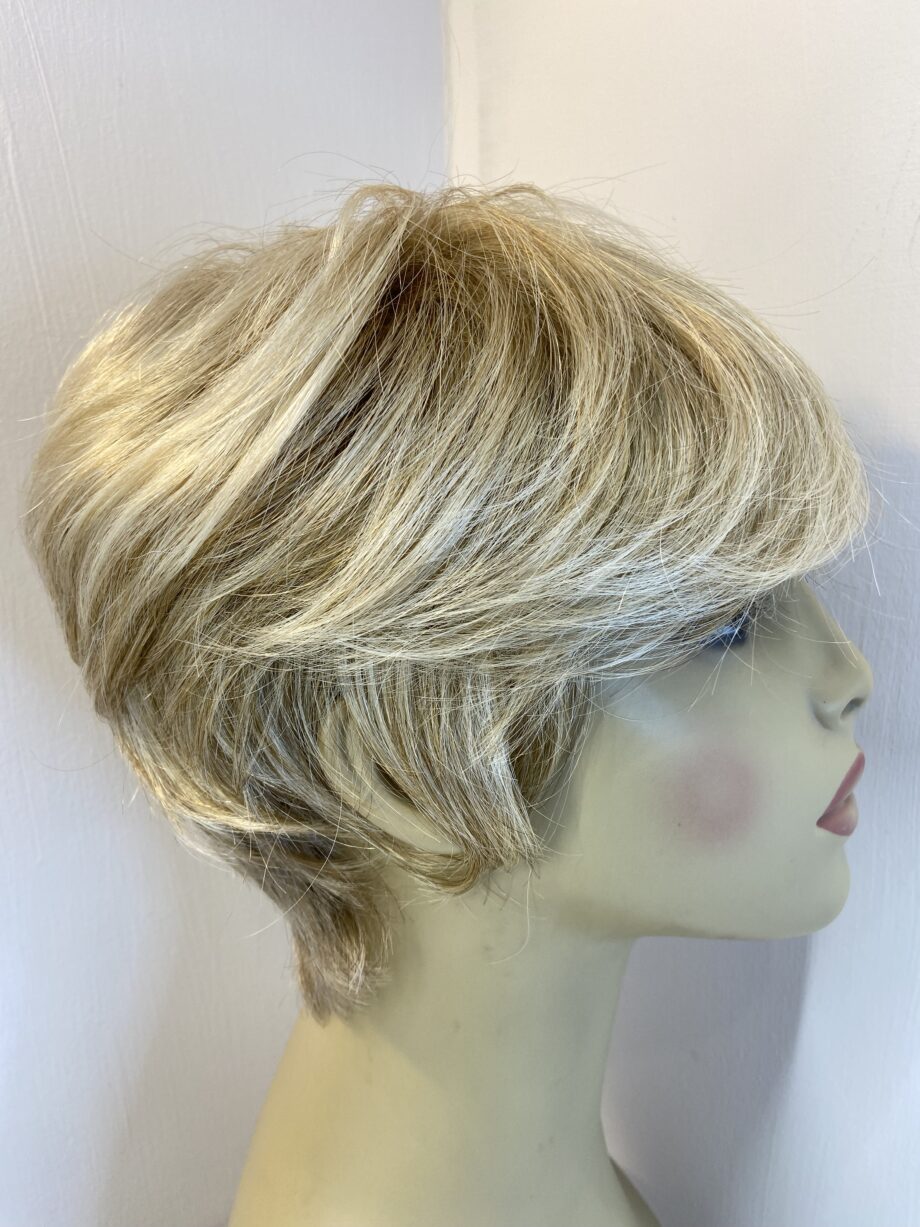 Blonde new short wig. Blsw702