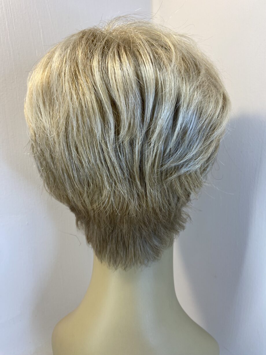 Blonde new short wig. Blsw702