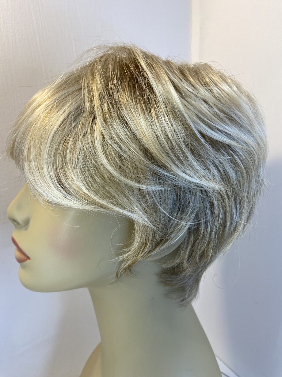 Blonde new short wig. Blsw702