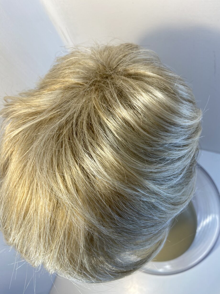 Blonde new short wig. Blsw702
